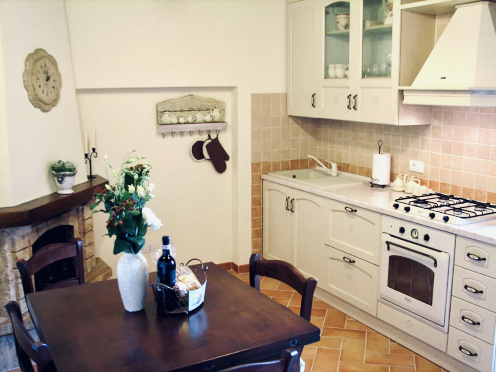 Gezellig huisje in een middeleeuws dorp op een heuvel in Toscane
