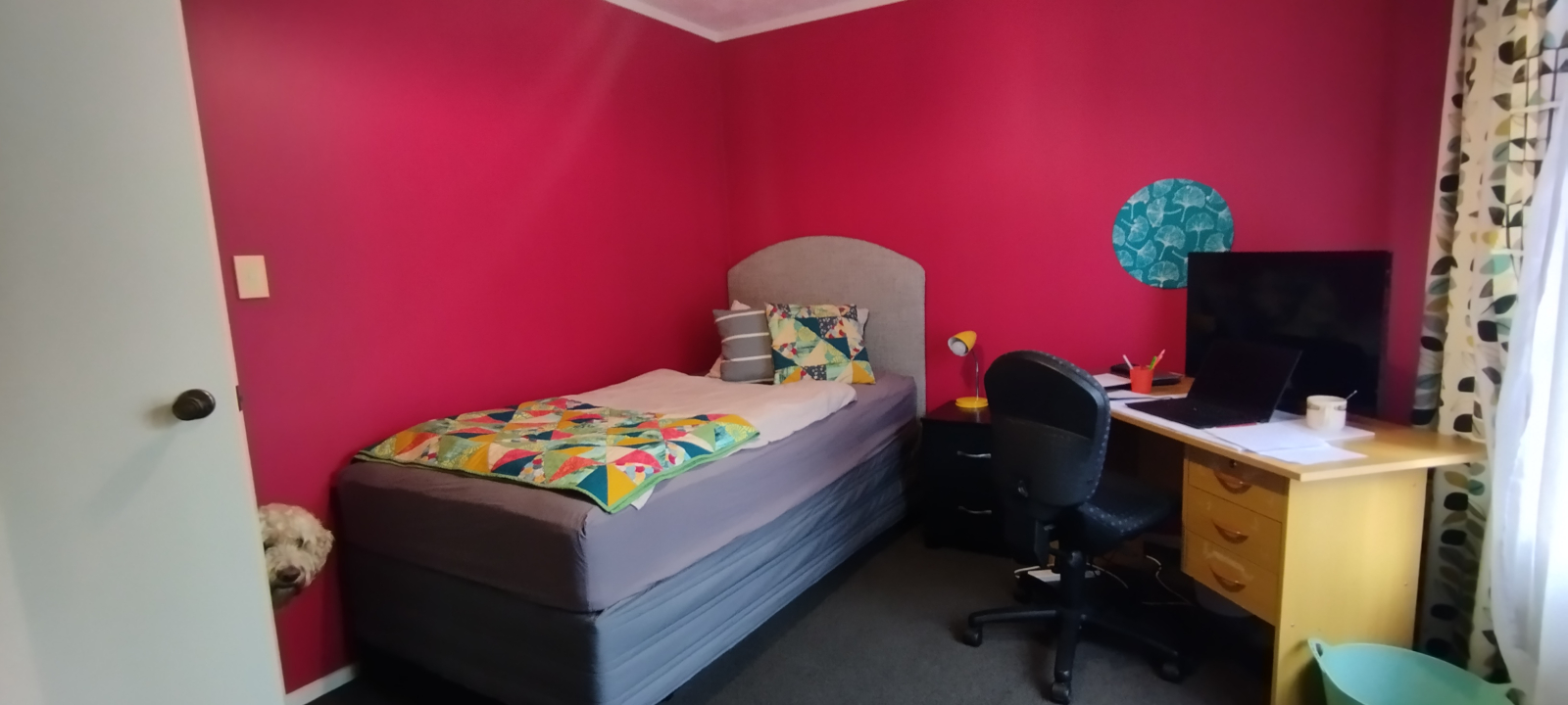 Schlafzimmer mit einem Kingsize-Einzelbett und einem Einzelausziehbett sowie Schreibtisch