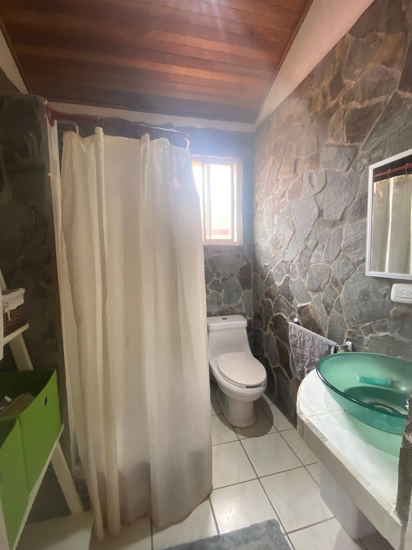 Bel bagno al piano di sopra con doccia.