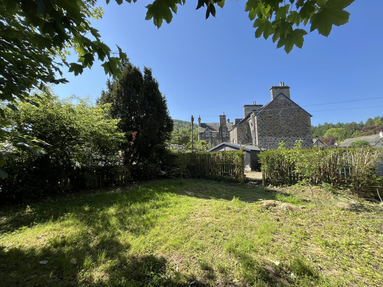 Jardim para desfrutar em dias ensolarados para refeições ao ar livre ou espaço para brincar