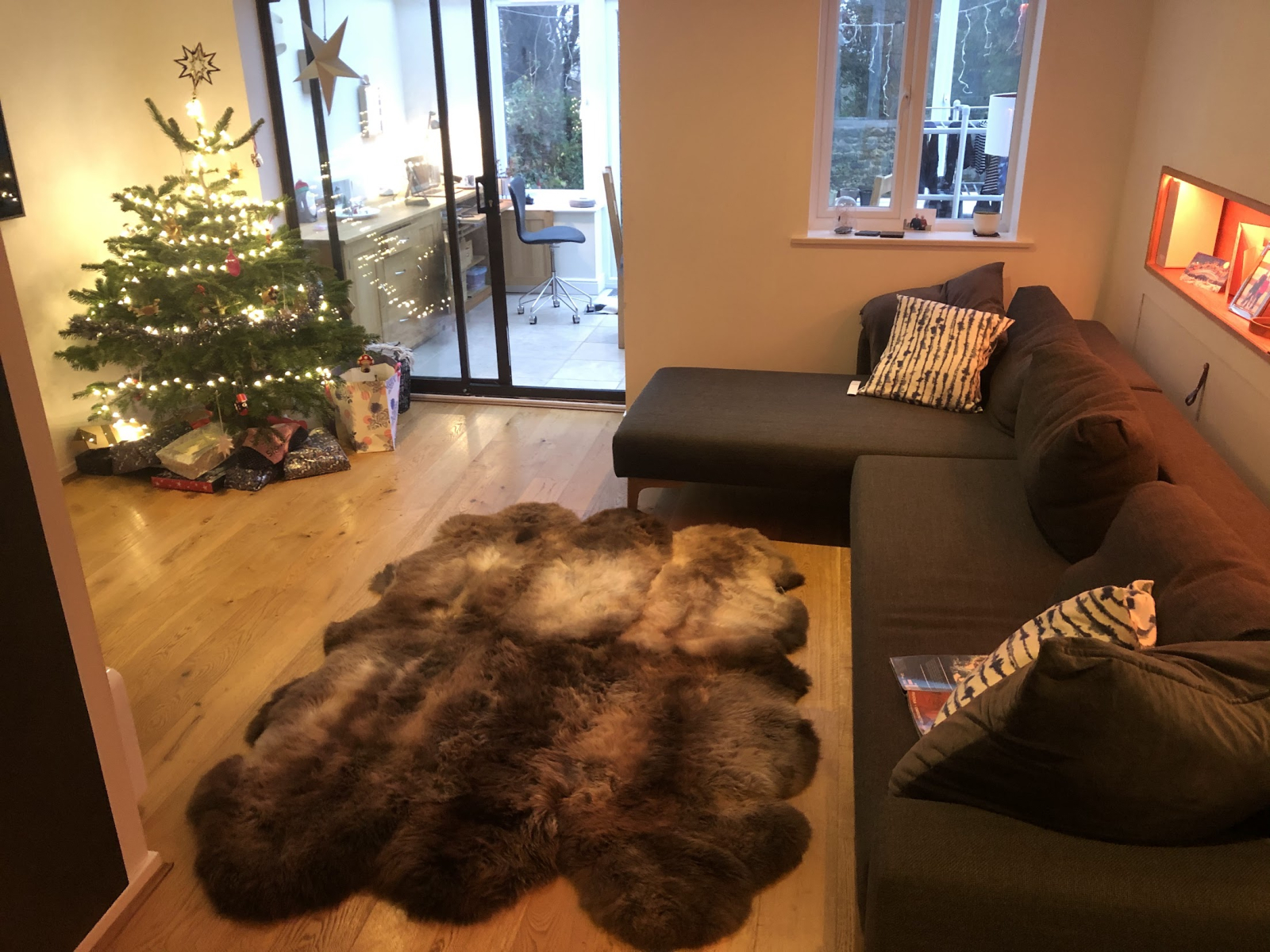 Cosy Living Room. Sofa transfroms to a sofa bed