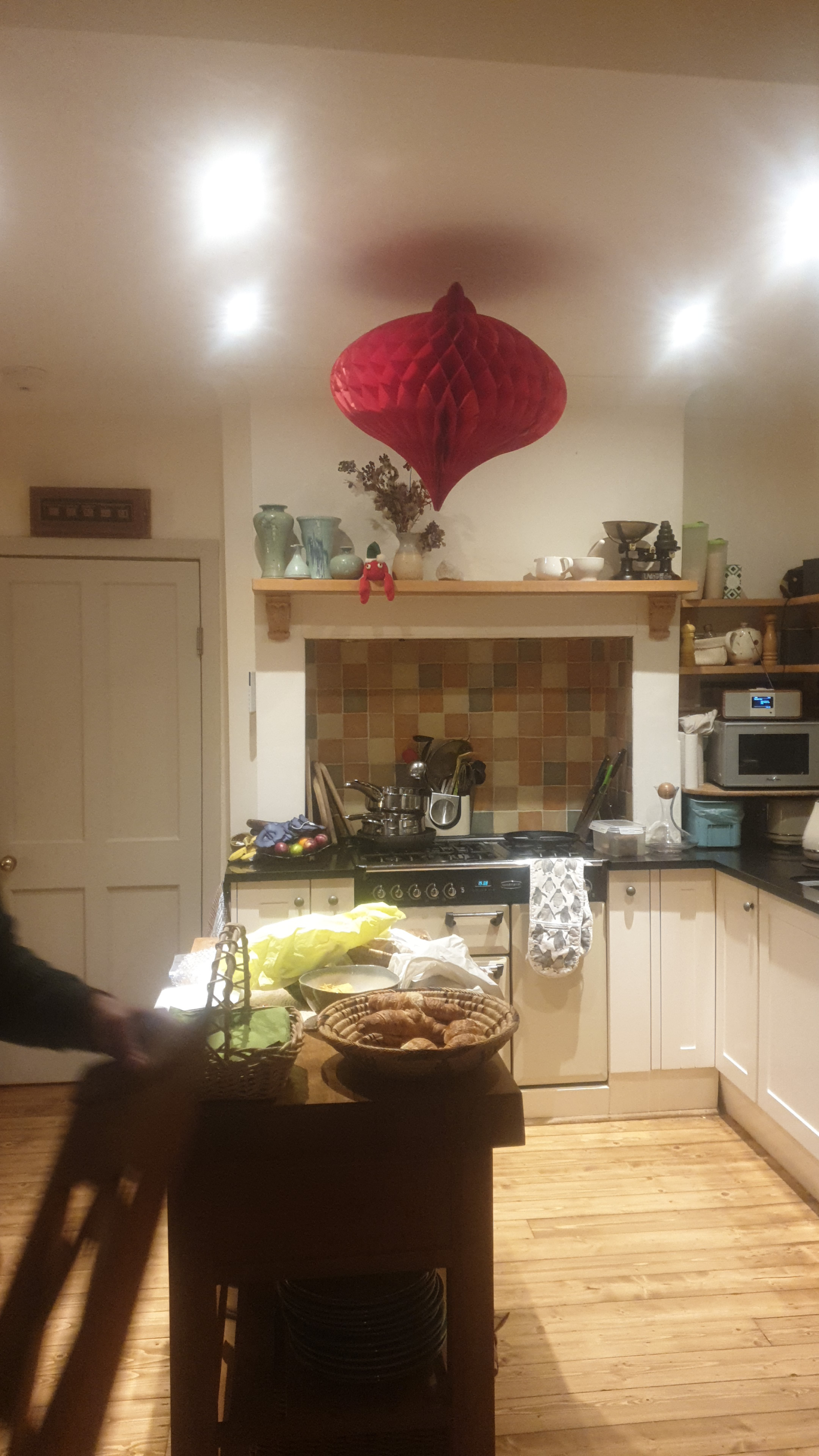 De keuken met het eiland. De versieringen gaan na Kerstmis weg!