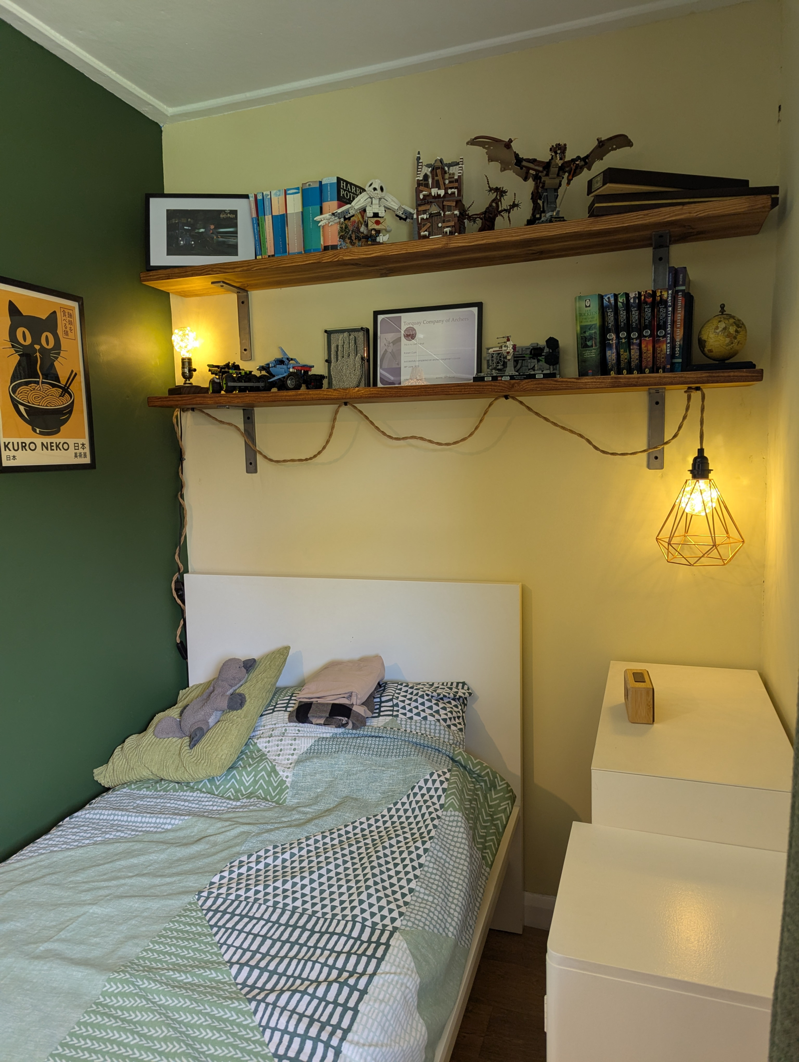 Wir haben dieses Zimmer gerade dekoriert und es ist wahrscheinlich wegen der Seillampe unter den Regalen nicht mehr für Kleine geeignet. Wir können es leider nicht für Besucher abtrennen.