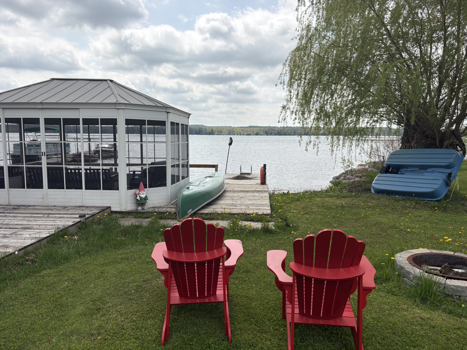 Maison de chalet au bord du lac située dans la ville avec l'eau la plus propre de l'Ontario !