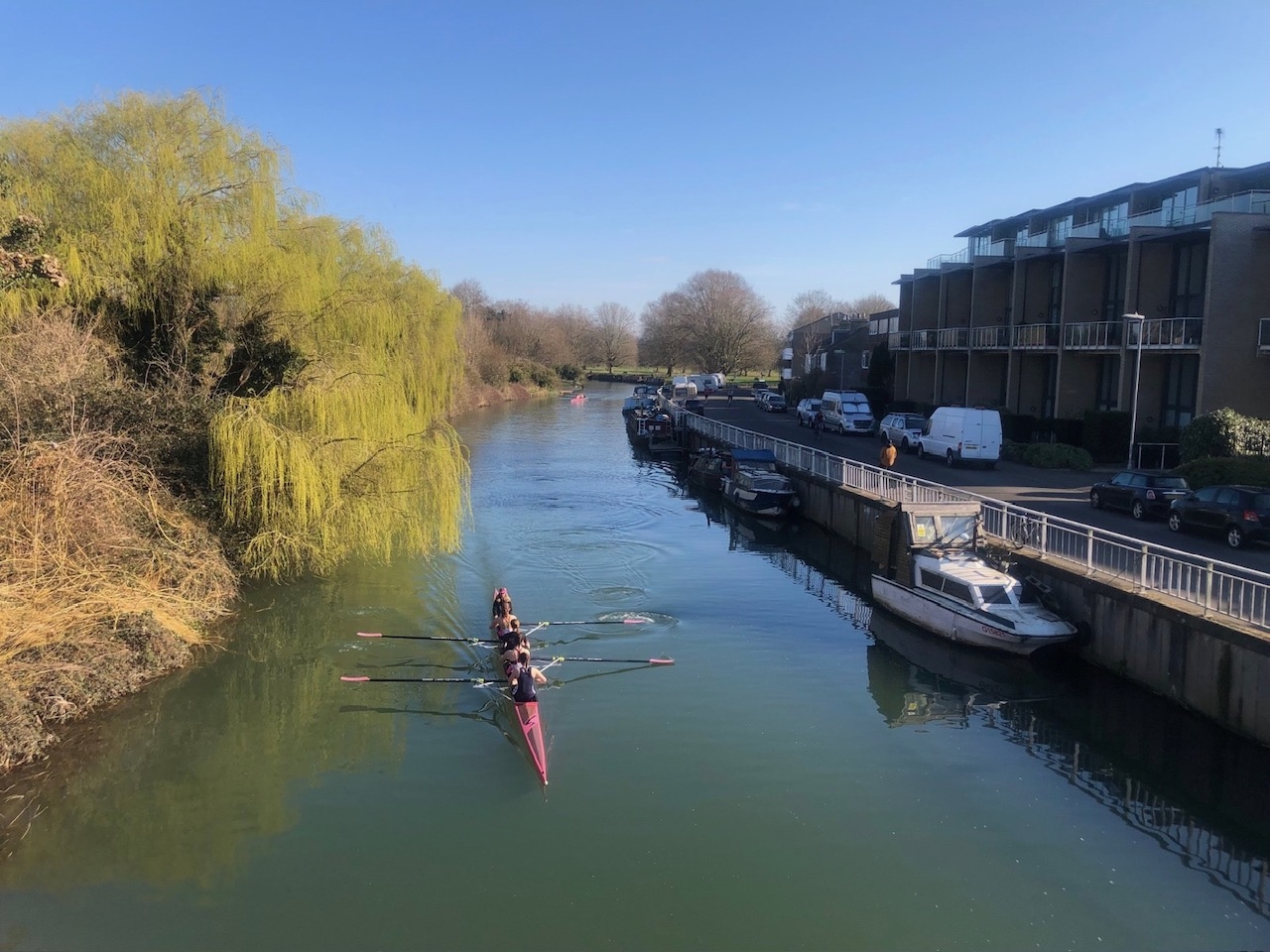 Stadthaus am Fluss bei Feuchtgebieten und Bootshäusern – malerisches Cambridge