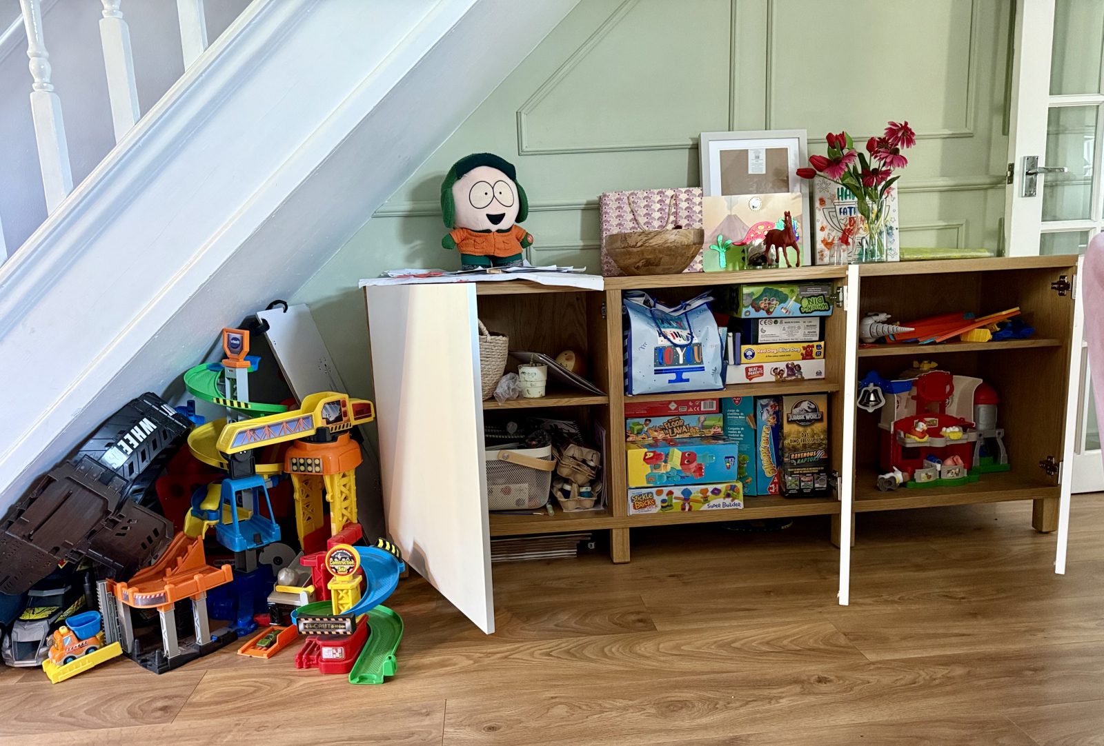 ¡Solo algunos de los juguetes! Artes y manualidades, juegos de construcción y mesa, plastilina, jugu ...