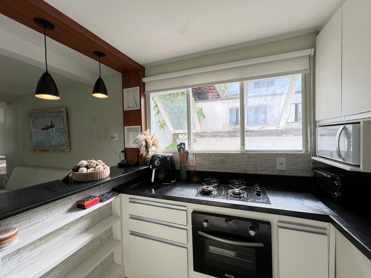 Cozinha com fogão, forno, fritadeira, micro-ondas e cozinha totalmente abastecida