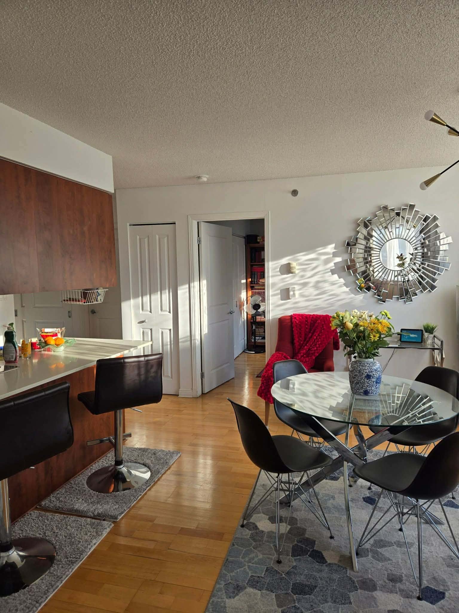 Luminoso y moderno condominio de 2 dormitorios en Griffintown con gimnasio, estacionamiento y acceso al centro de la ciudad cerca de Old Port y Lachine Canal