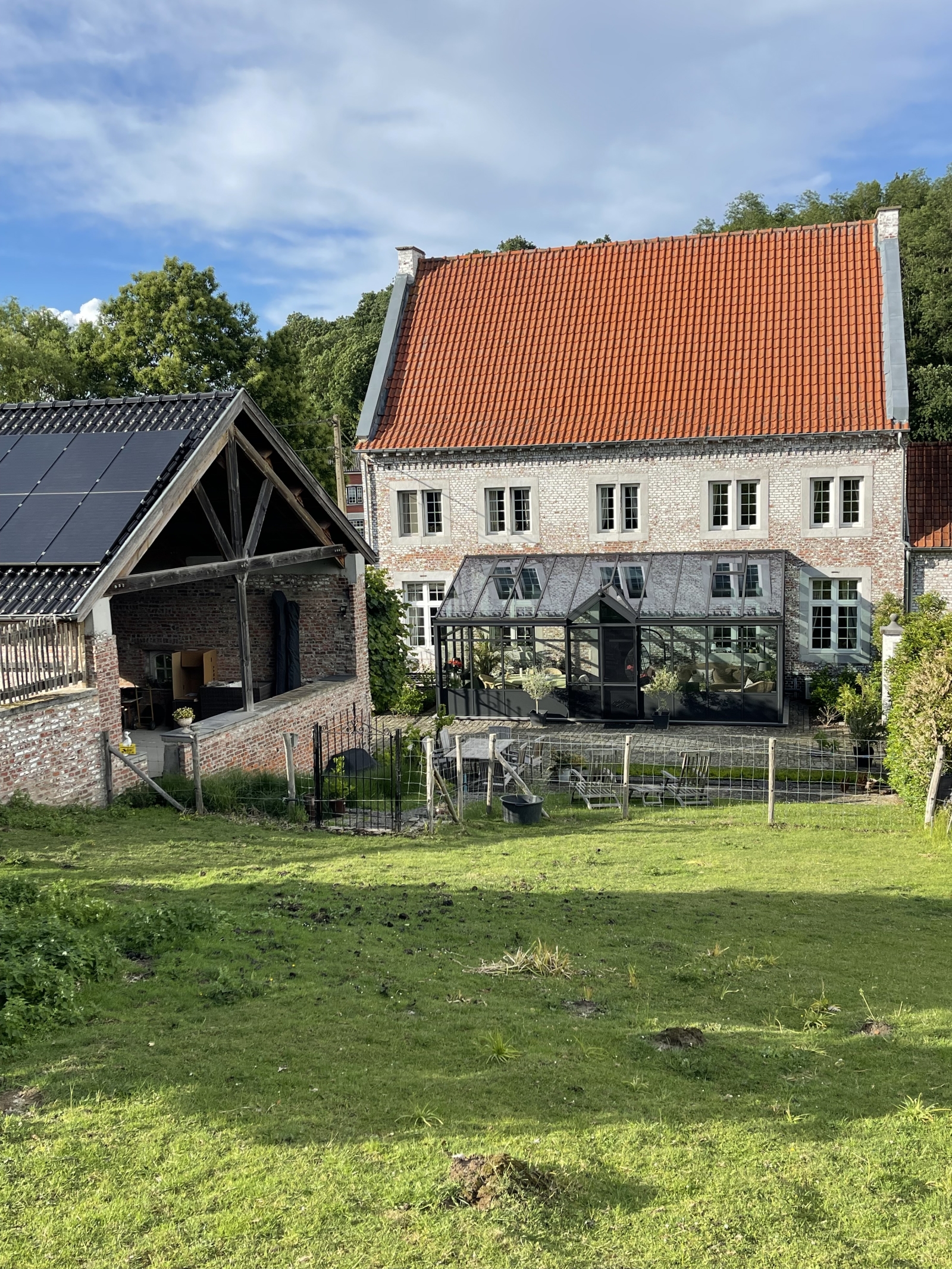 Vicaria histórica em ambiente rural próximo a Sint Truiden, Bélgica