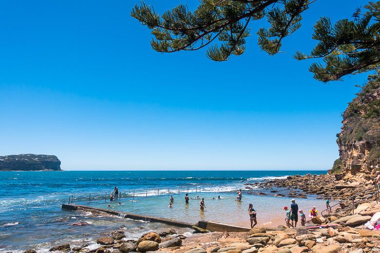 Nuestro lugar favorito para nadar al aire libre es MacMasters Beach Rock Pool, con las olas del océa ...