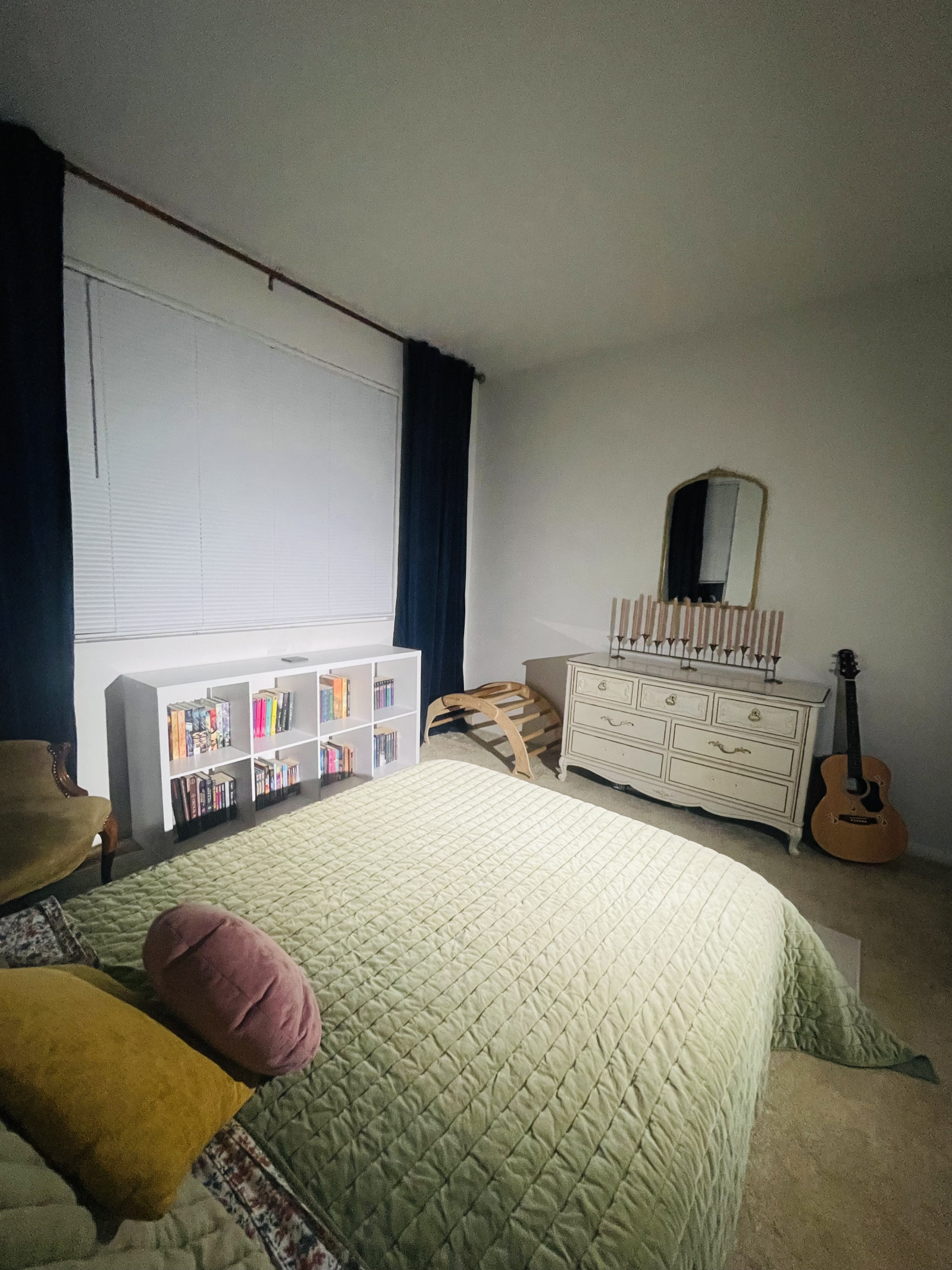 Vom Boden bis zur Decke reichende marineblaue Samtvorhänge, um das Licht zum Schlafen draußen zu hal ...