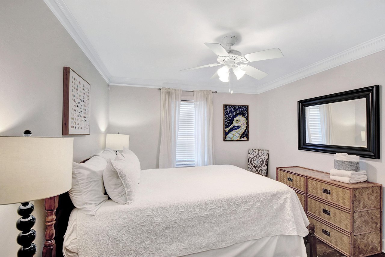 Queen size slaapkamer voor het huis.