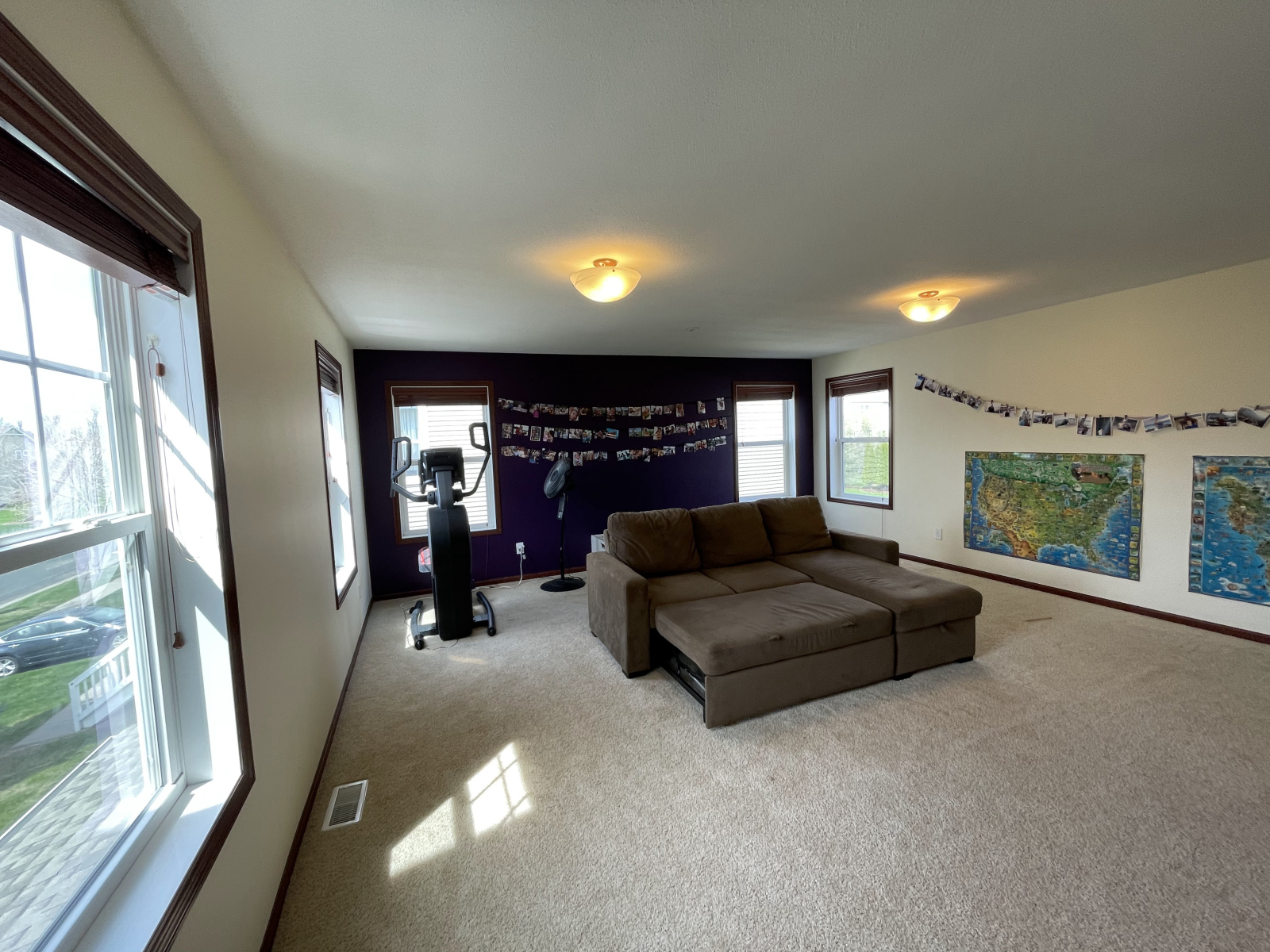 Gigantische speelkamer op de bovenverdieping / trainingsruimte / wat dan ook - deze bank is een slap ...