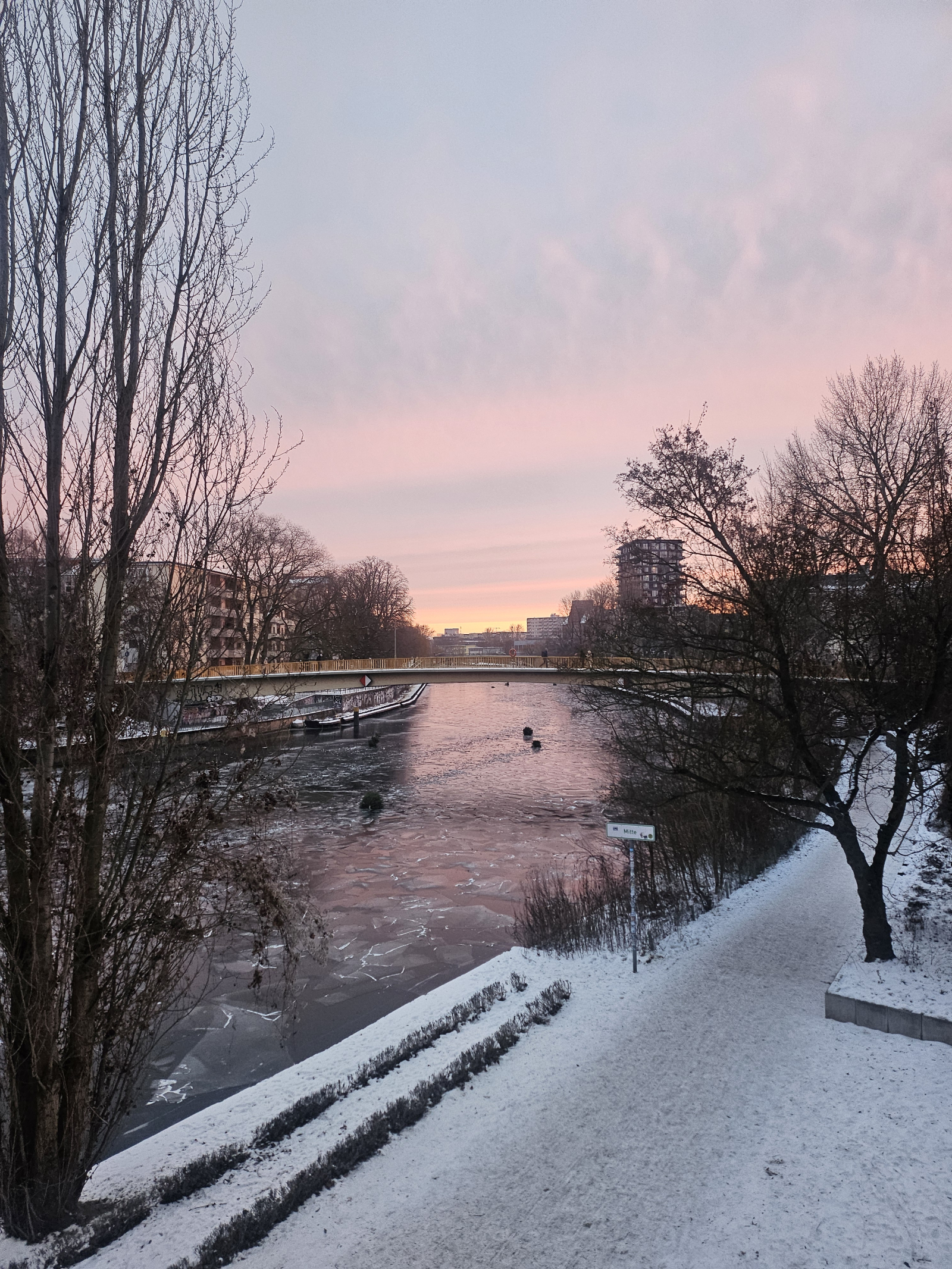 Luxe appartement aan de rivier met drie kamers in het centrum van Berlijn