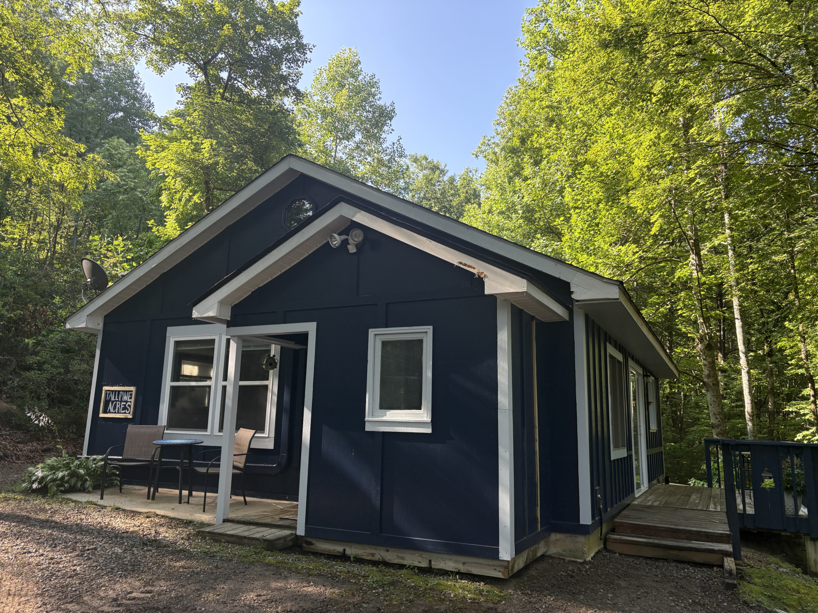 De veranda aan de rechterkant is open naar de hemel, maar een rustige ruimte om thee of koffie te dr ...