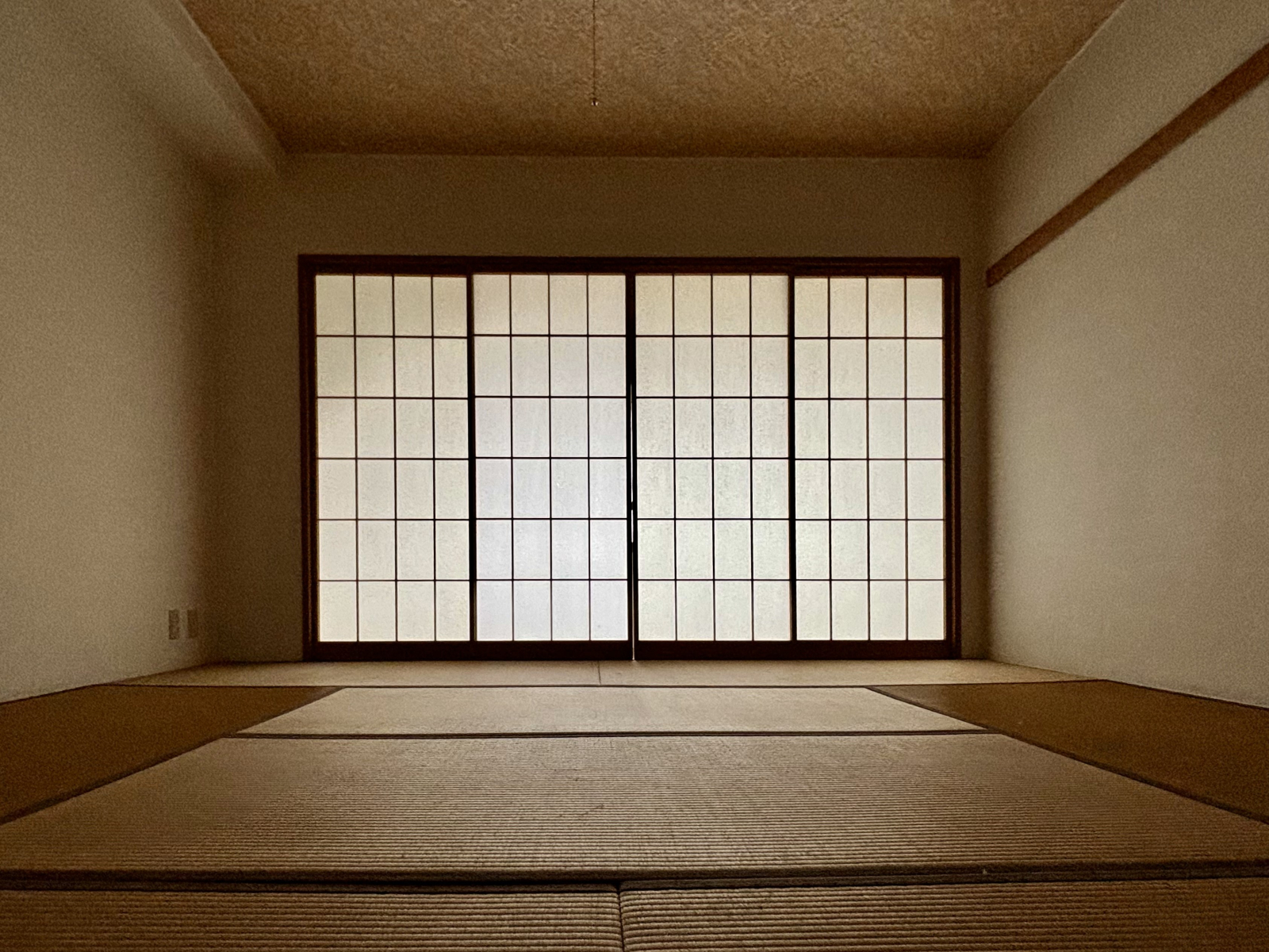Japanischer Tatami-Raum mit Shoji (traditionelle Papierschirme)