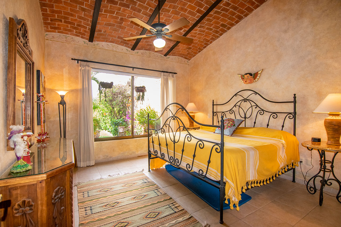 Quarto com cama king size e vista para o jardim