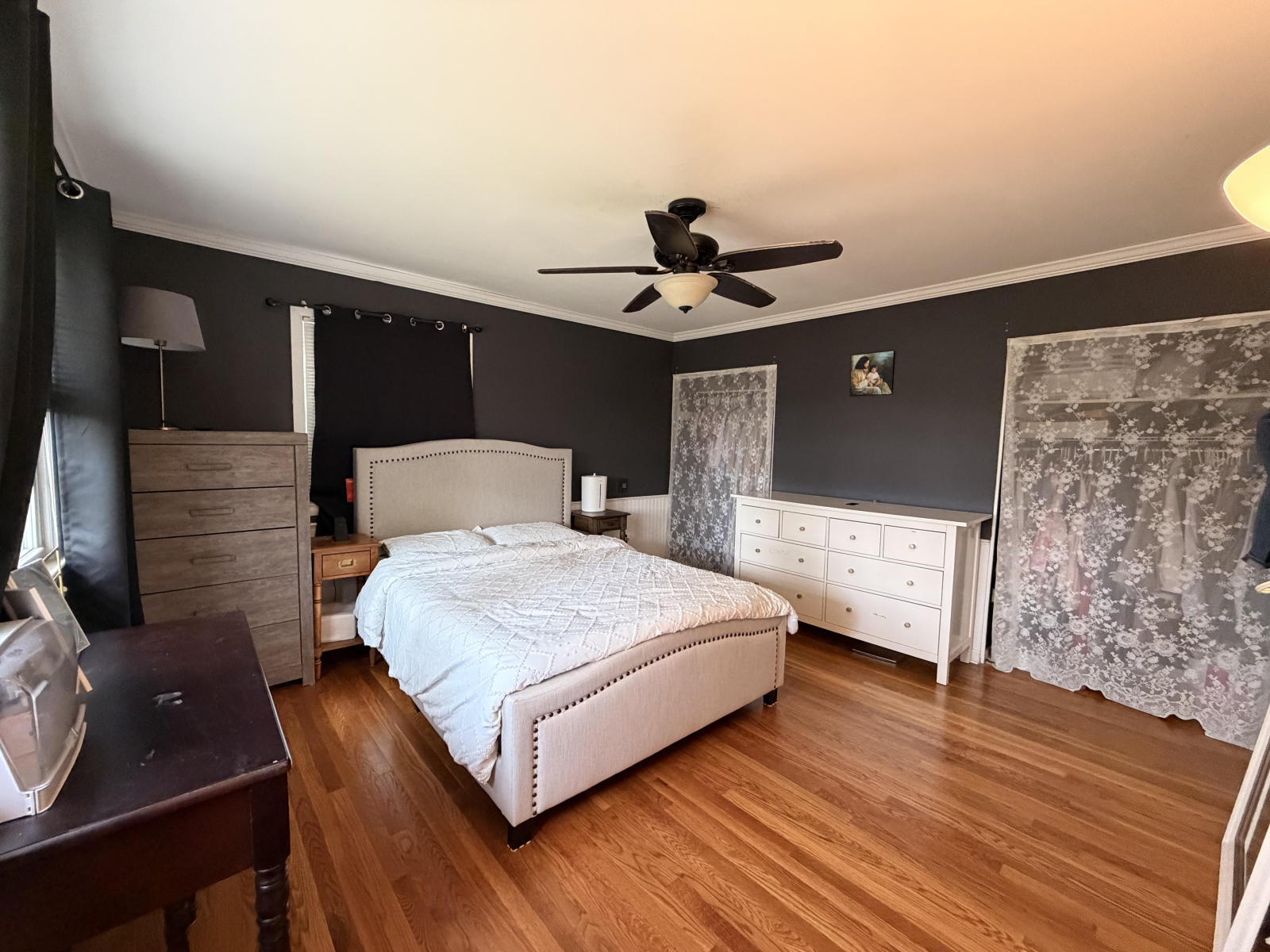 Chambre principale avec lit queen