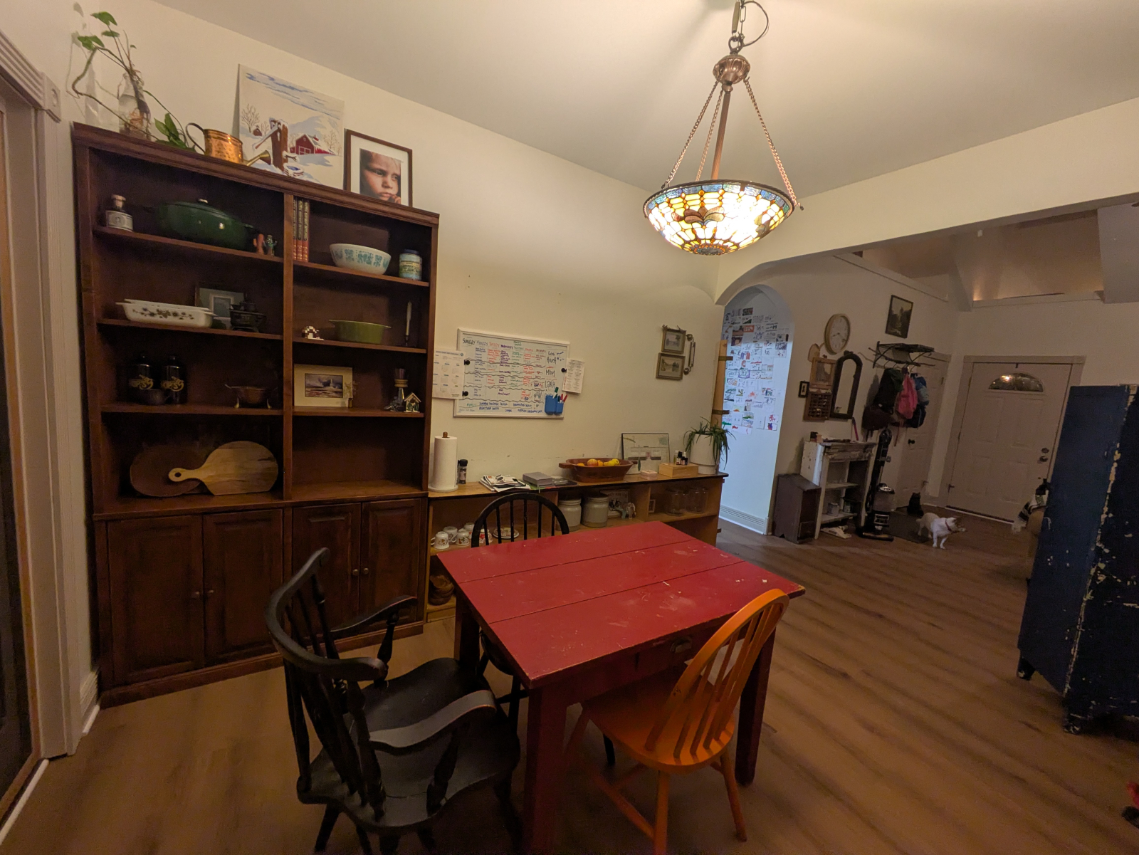 Vue de la salle à manger sur la porte d’entrée et le salon formel