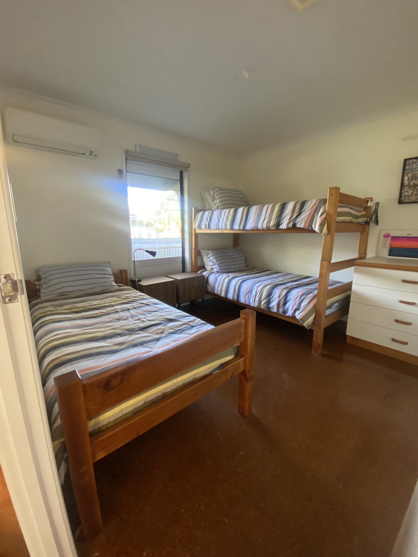 La habitación de literas, tres camas de cama también está climatizada