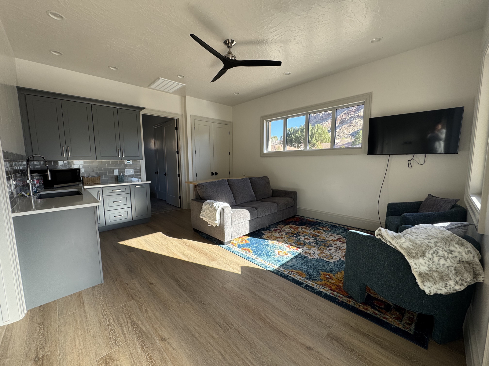 Super salle avec télévision pivotante. Kitchenette et canapé queen couchette.