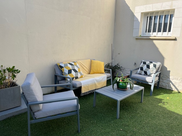 OUTDOOR LOUNGE