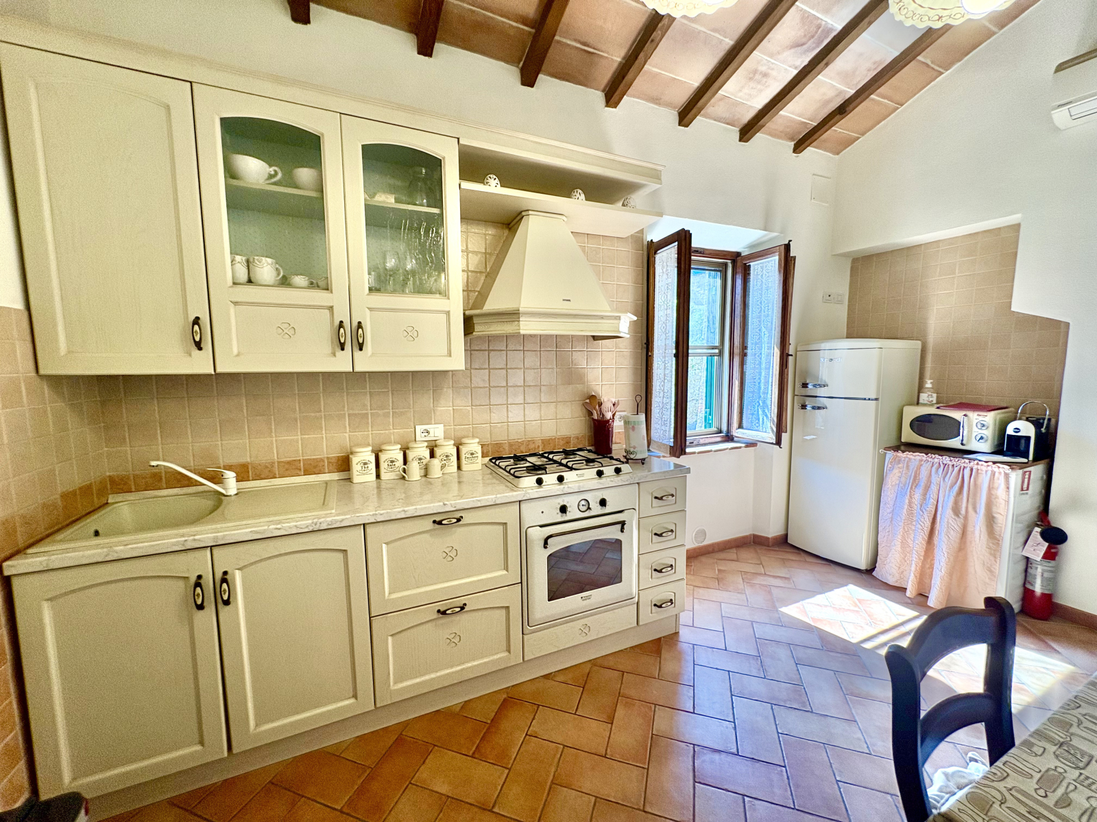 Gezellig huisje in een middeleeuws dorp op een heuvel in Toscane