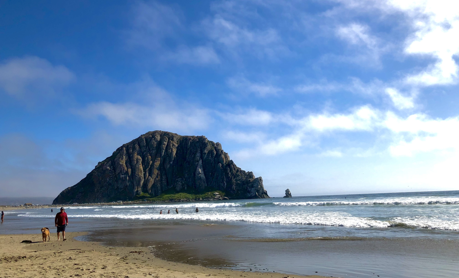 Pak een extra stranddeken en stoelen en ga naar The Rock. U kunt langs het rustige strand wandelen o ...