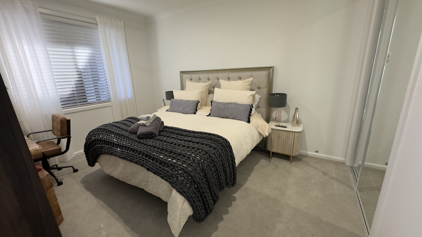 Gastenkamer 2 met een elektrisch verstelbaar bed in kingsize grootte, twee onafhankelijke zijkanten, voorzien van verlichting onder bed, hoofd- en benenverstelling en trillingsmodus.