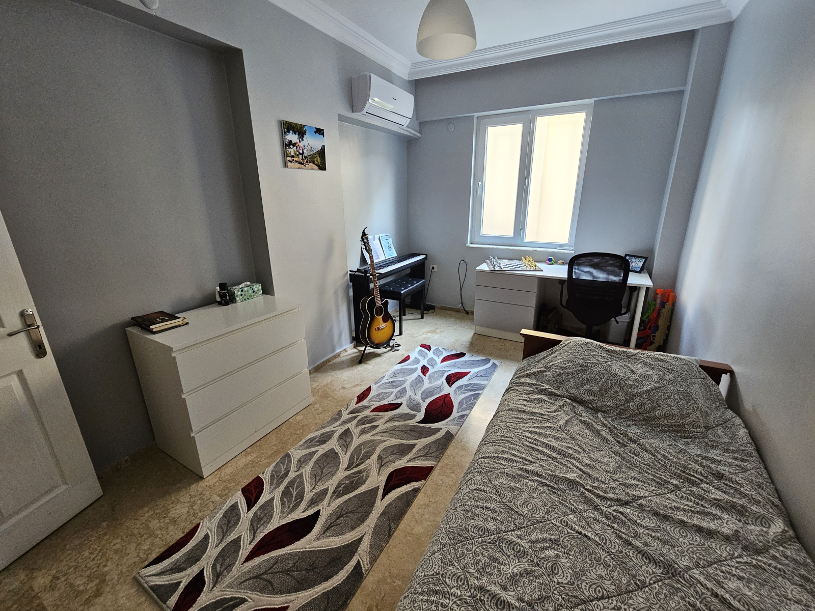 La première chambre dispose d’un lit, d’un bureau et d’un piano !