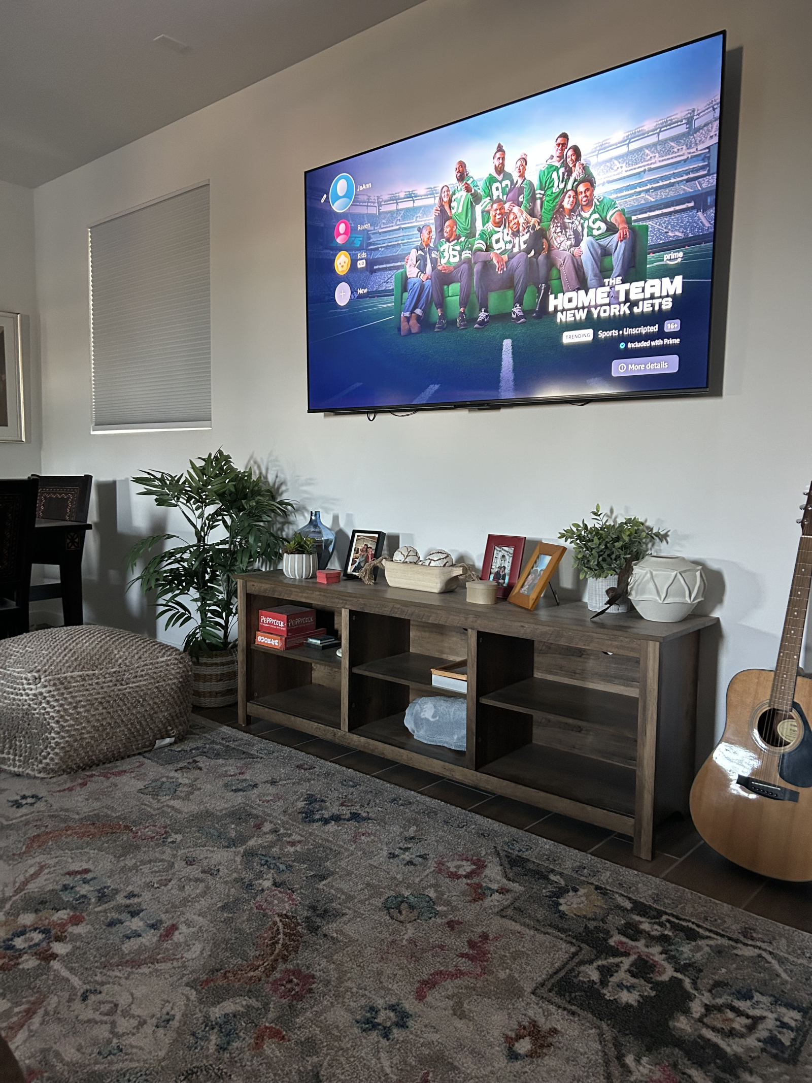 Cómoda sala de estar con un televisor grande, un sofá acogedor y mucho espacio para relajarse despué ...