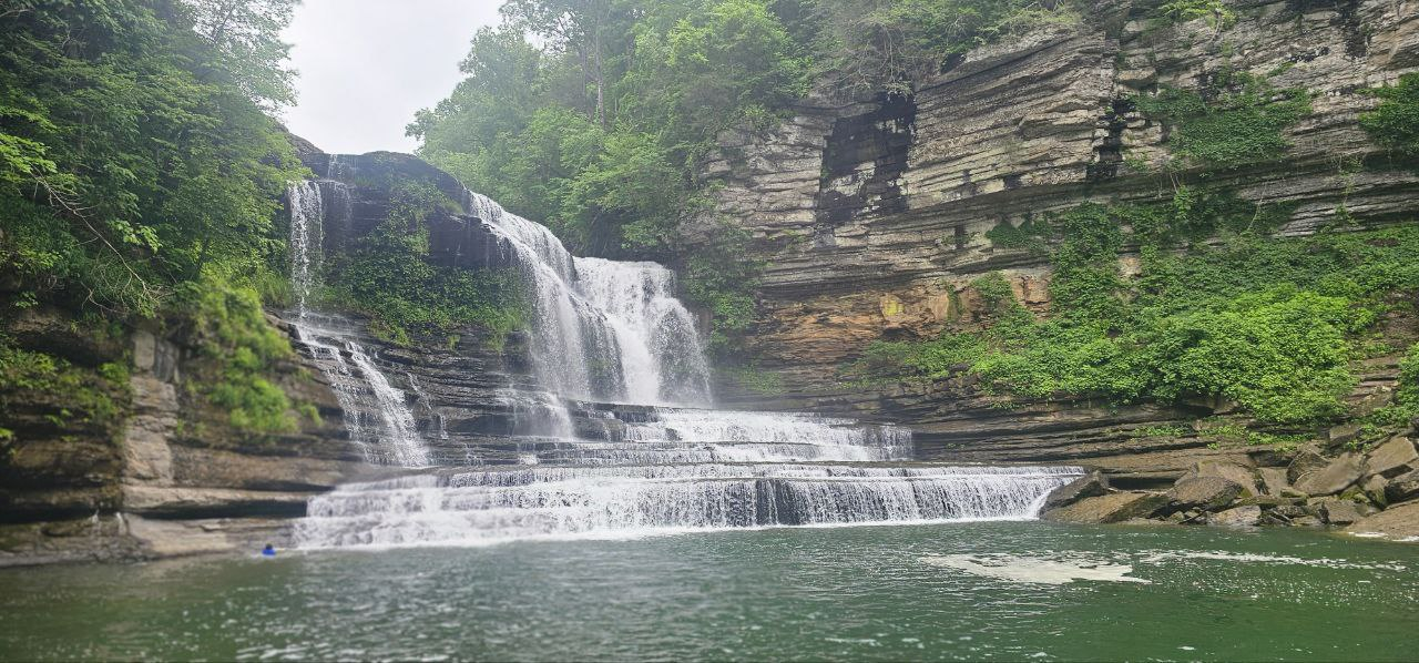 Cummins Falls est très populaire. Nous y faisons souvent de la randonnée. Vous arrivez à patauger da ...