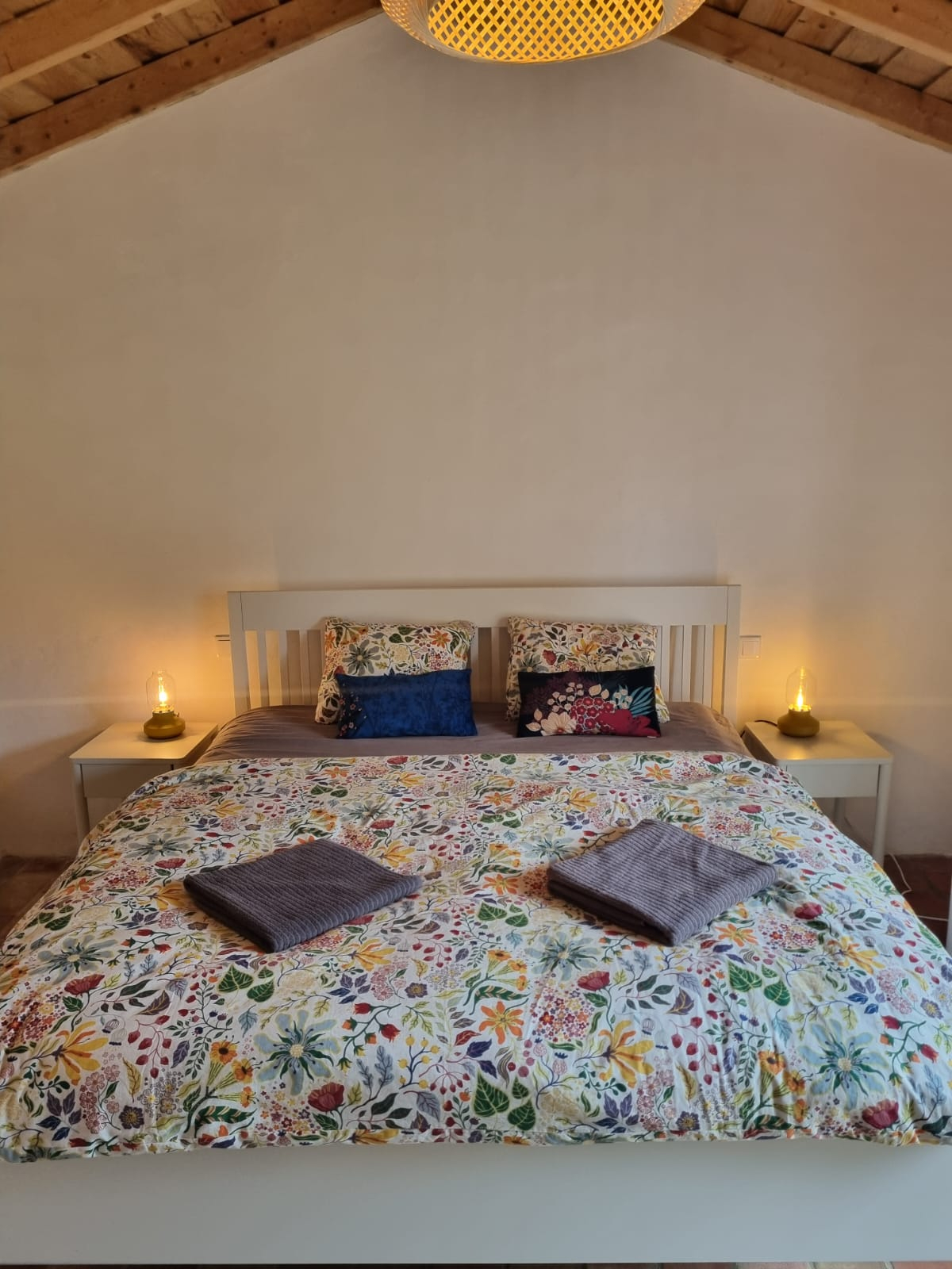 Dans un grand lit douillet comme celui-ci, une nuit reposante est préprogrammée.