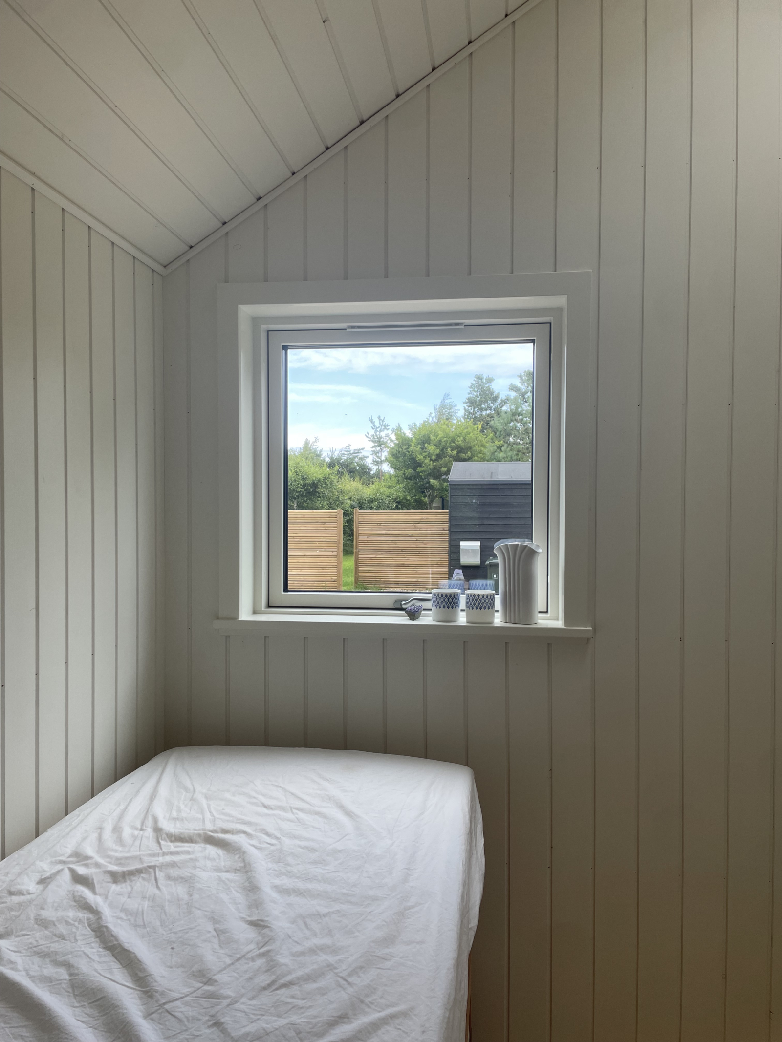 La cama individual en el dormitorio 02