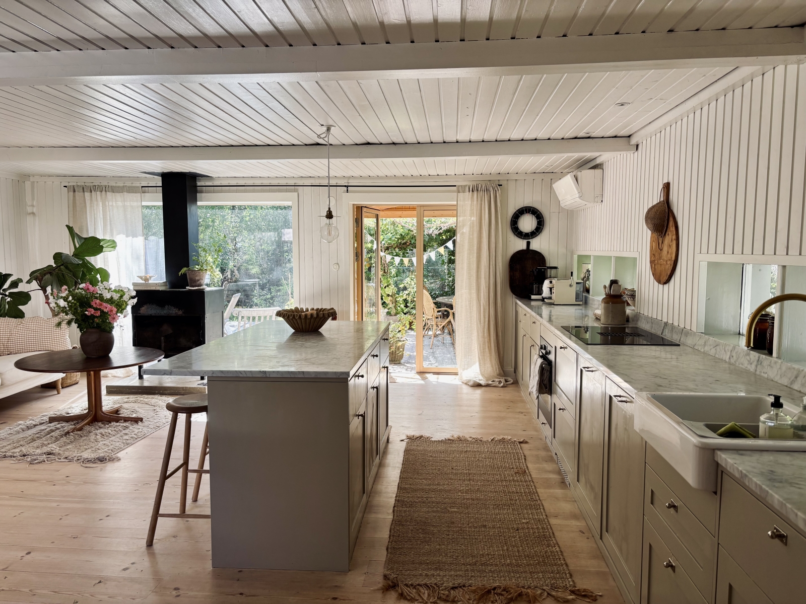 Social beach house by the most beautiful beach in Sweden. Close to nature, several white beaches, tranquility of Österlen and close to buzzing Copenhagen.