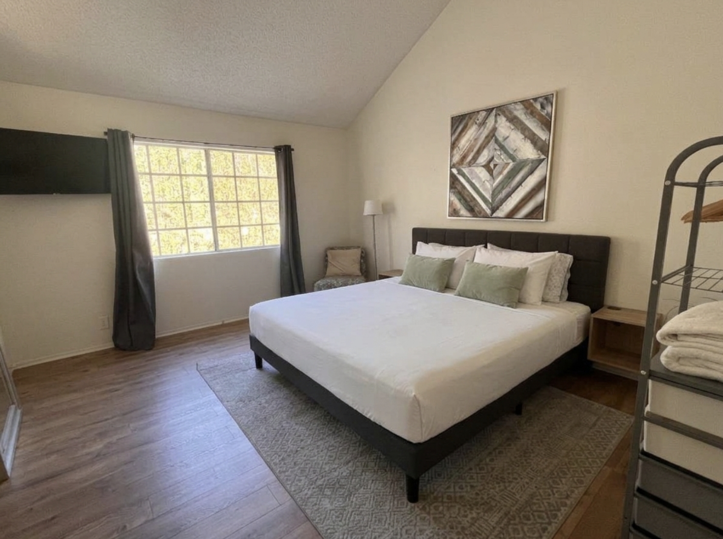 Gated 2bed/2ba Condo, Easy Access to Fwy & Metro Train