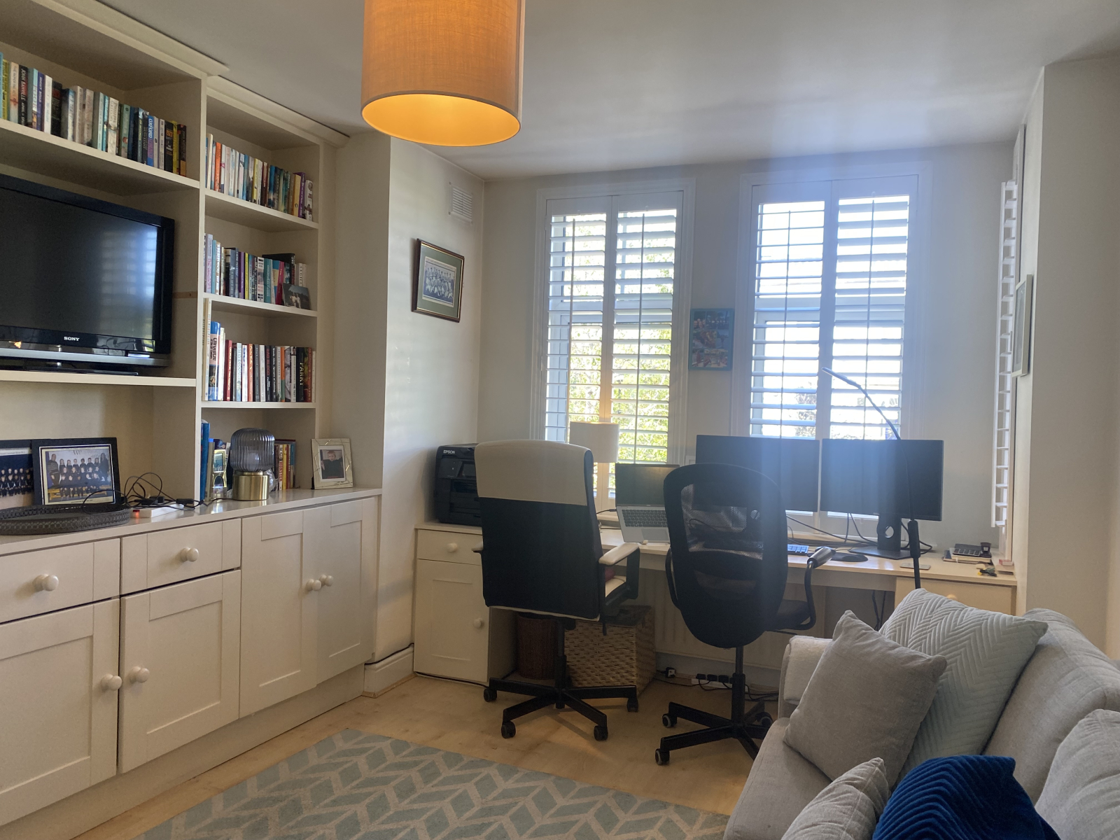 5º quarto - atualmente configurado como escritório com espaço de trabalho dedicado (docking station, ...