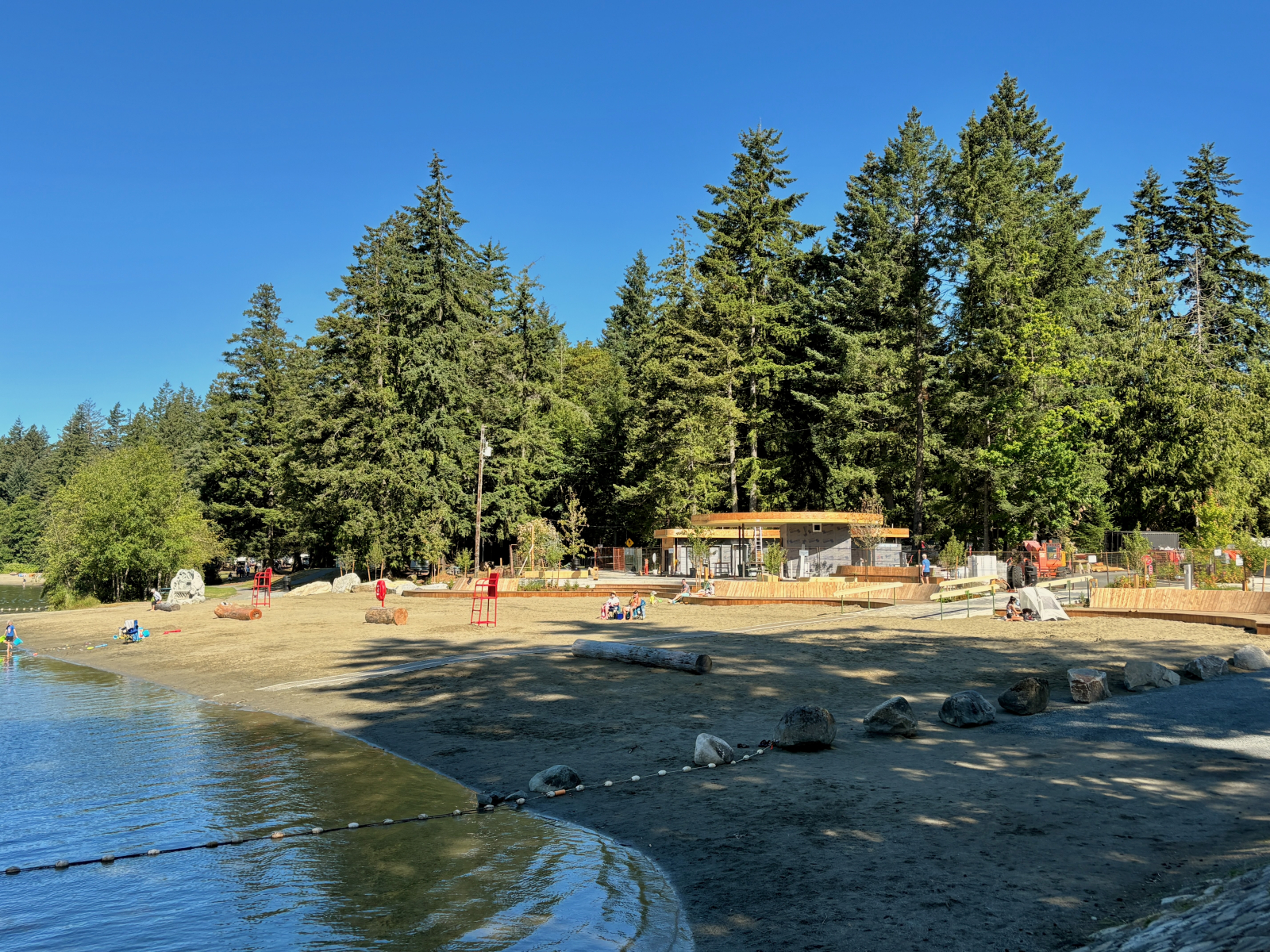 La spiaggia principale del lago Westwood si trova a 15 minuti a piedi dalla nostra casa su un sentie ...