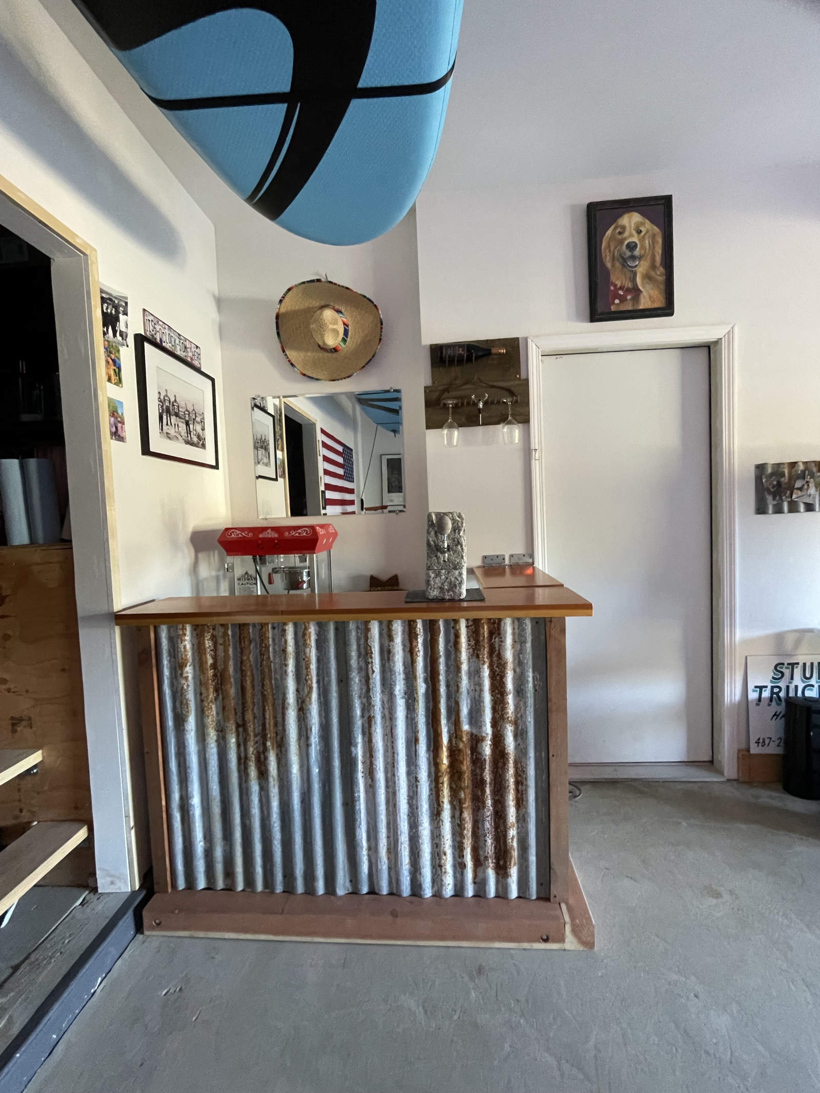 De bar is voorzien van een kleine koelkast en uw eigen popcornmachine. Knal een batch om van te snoe ...