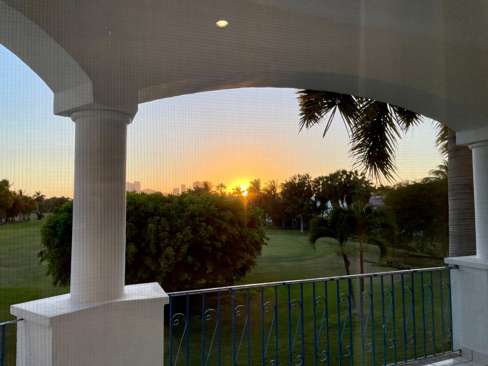 Condo on a Golf Course, shared pool, tropical surroundings, best area to live in Mazatlan!