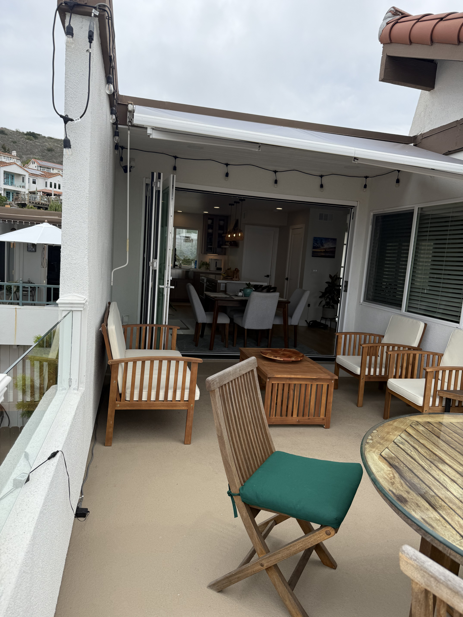 No andar de cima grande terraço que leva para fora da cozinha e área de jantar.