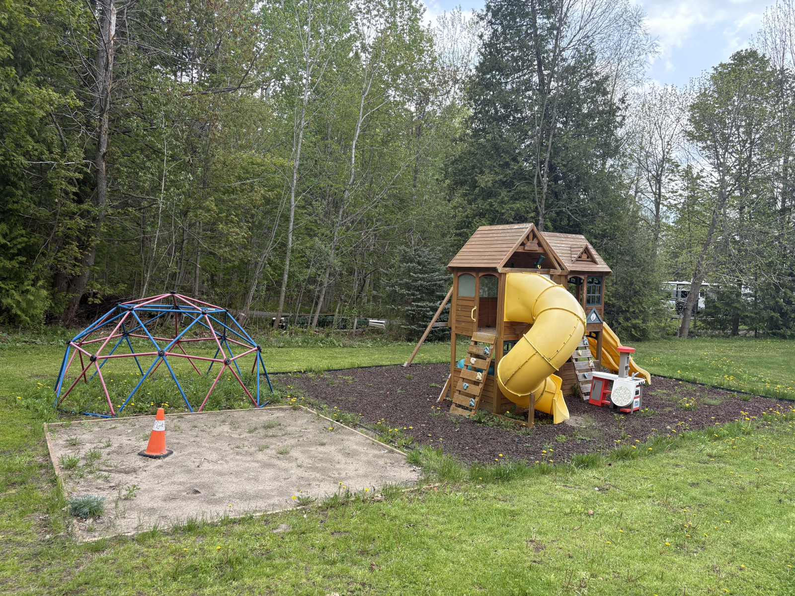 Maison de chalet au bord du lac située dans la ville avec l'eau la plus propre de l'Ontario !