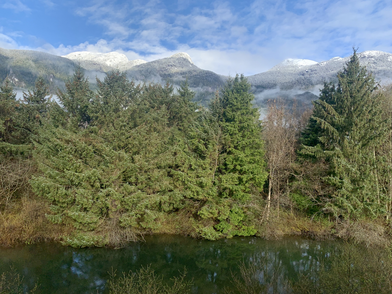 Rodeado de montañas, mar y naturaleza canadiense, cerca de Vancouver