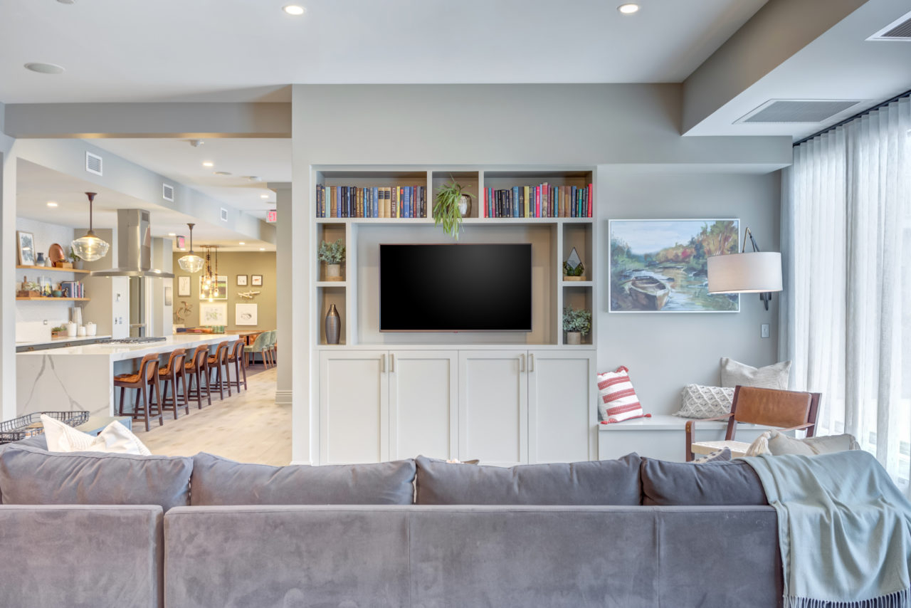 Spazio per i servizi. Ampio salotto, con giochi e tavolo da biliardo.