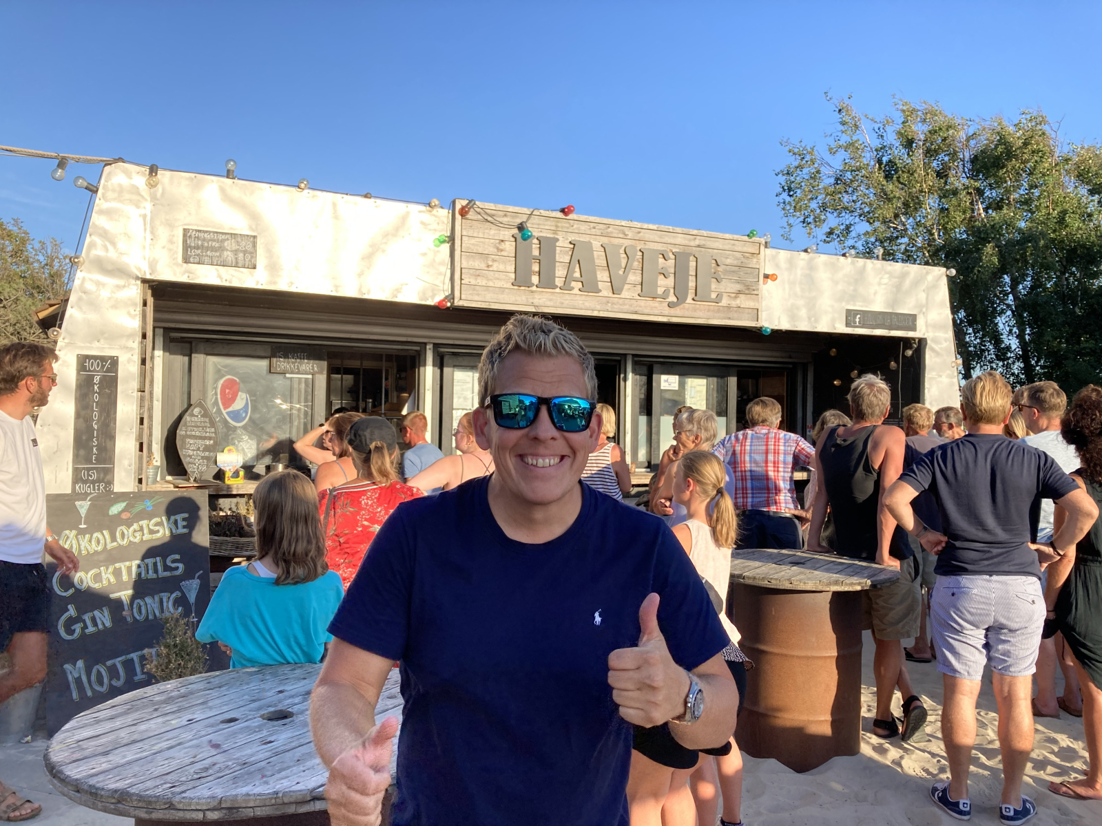 La hamburguesa y el lugar de helados locales junto a la playa. A 5 min. andando de nuestro lugar y m ...