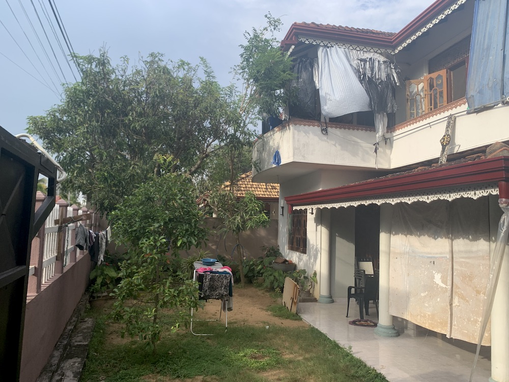 Meu apartamento no primeiro andar, o da senhoria no andar de baixo, parte do jardim.