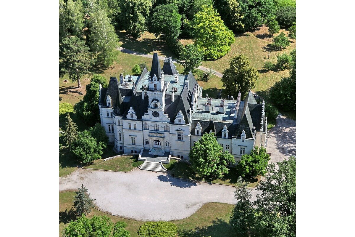 Budmerice castle (25min drive)