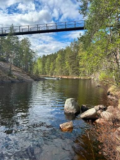 Una casa indipendente accanto alla natura e all'acqua, con ottimi collegamenti di trasporto."