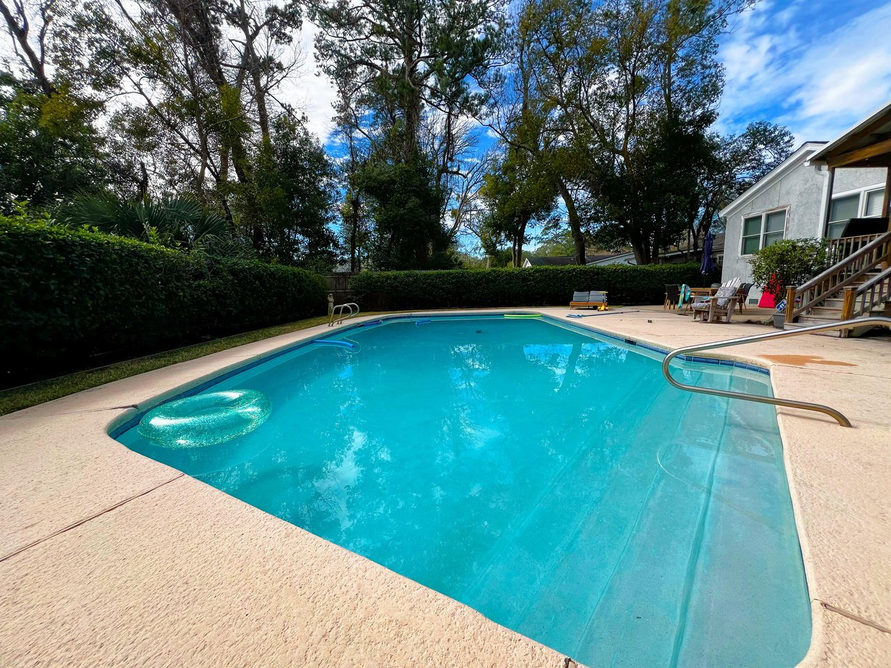 Nog een uitzicht op het zwembad en de achtertuin.