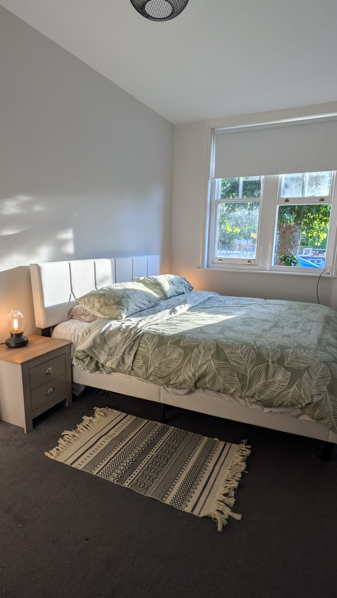 É bom ter um pouco de natureza fora da nossa janela. 
Cortinas blackout são confortáveis para dormi ...